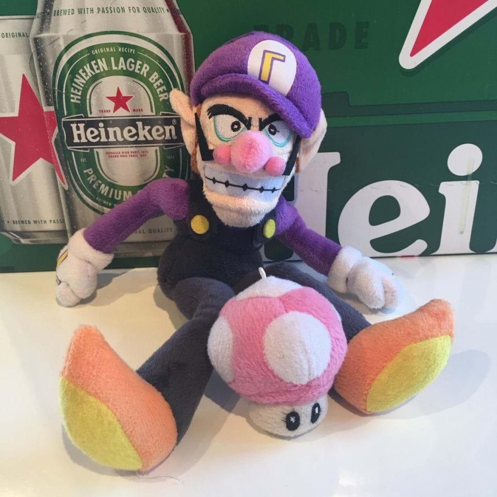 Waluigi, rosa extralivssvamp och öl.