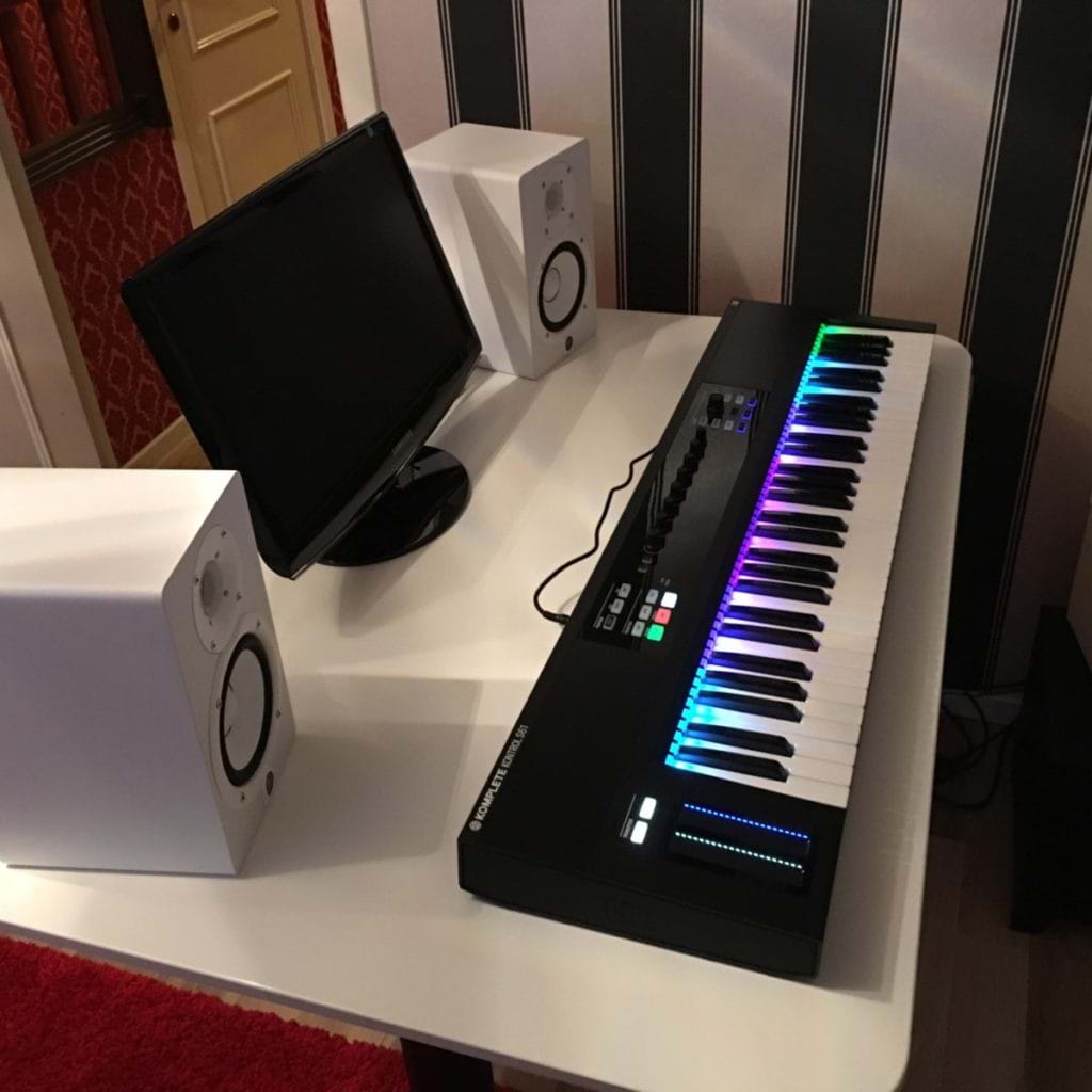 Komplete S61 och Yamaha HS5