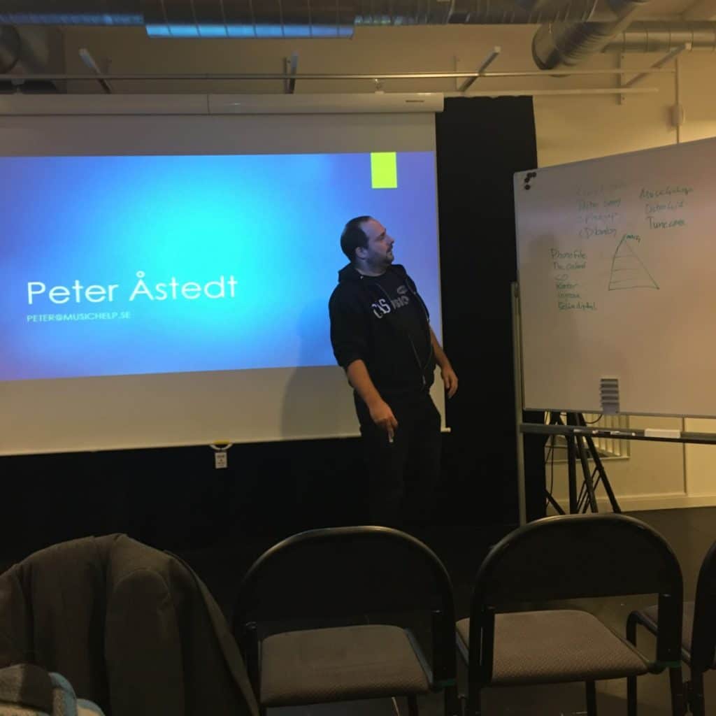 Peter Åstedt från musichelp håller föredrag på Brygghuset i Borås
