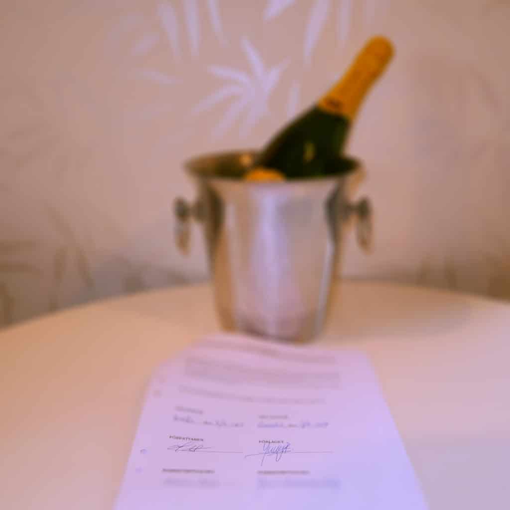 Bokkontraktet signerat